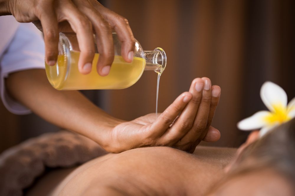 Relaxačný kúpeľ s citrónovým olejom a sviečkami pre aromaterapiu