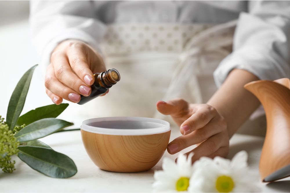Žena pri relaxačnej aromaterapii s esenciálnymi olejmi