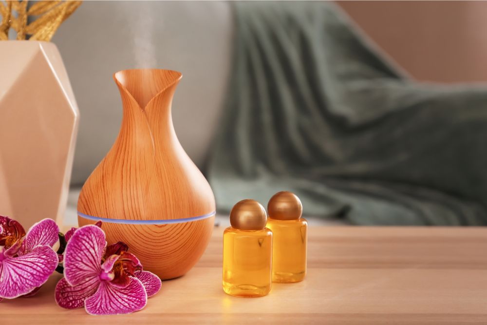 Aroma difuzér s kvetinou a olejmi – symbol relaxácie pomocou aromaterapie