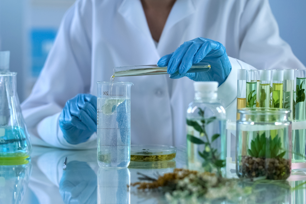 Vedkyňa analyzuje esenciálne oleje v laboratóriu – výskum účinkov prírodných látok a aromaterapie
